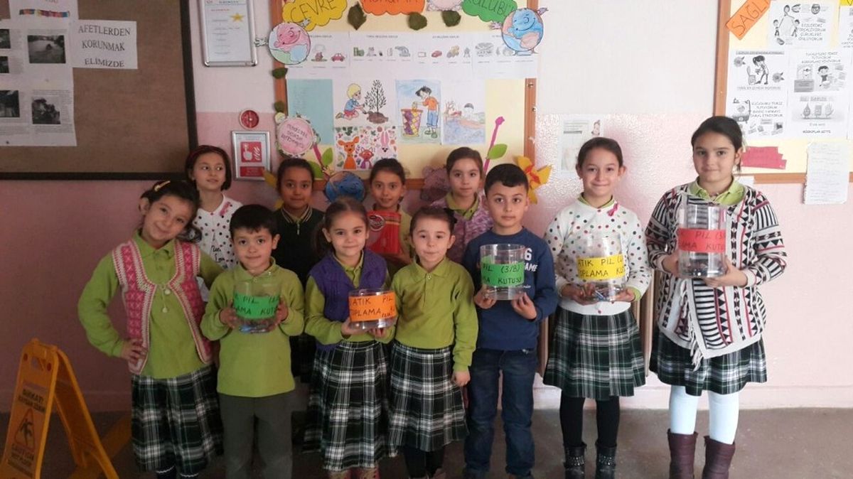 Öğrencilerden Sınıflara Atık Pil Toplama Kutusu