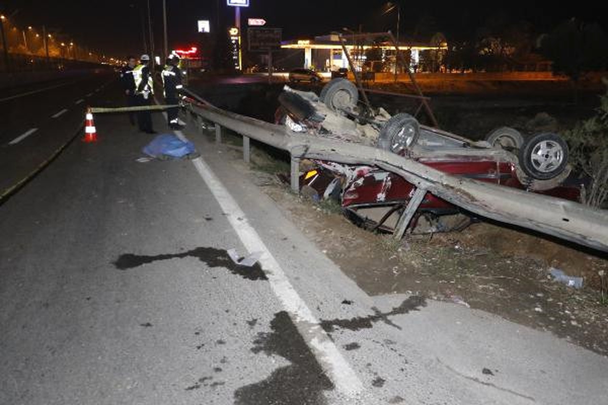 Otomobil, Bariyerlere Çarpıp, Takla Attı: 1 Ölü, 3 Yaralı