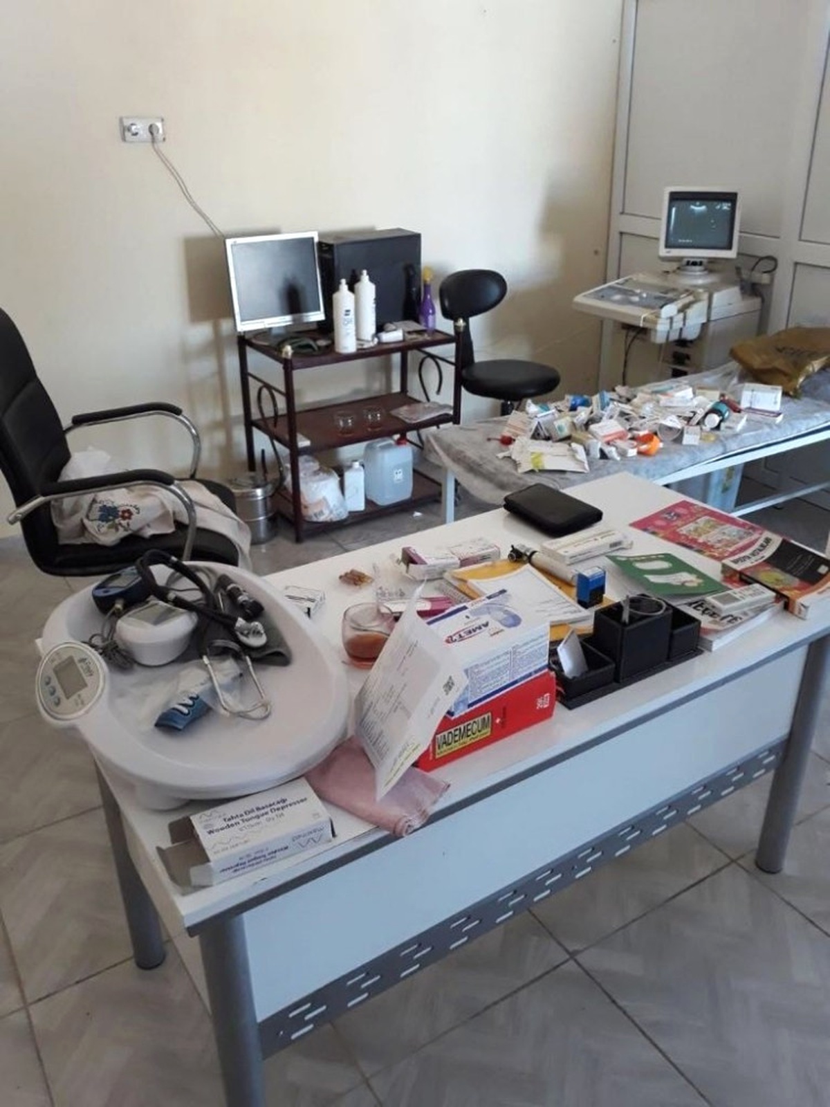 Polisten Kaçak Sağlık Merkezine Baskın