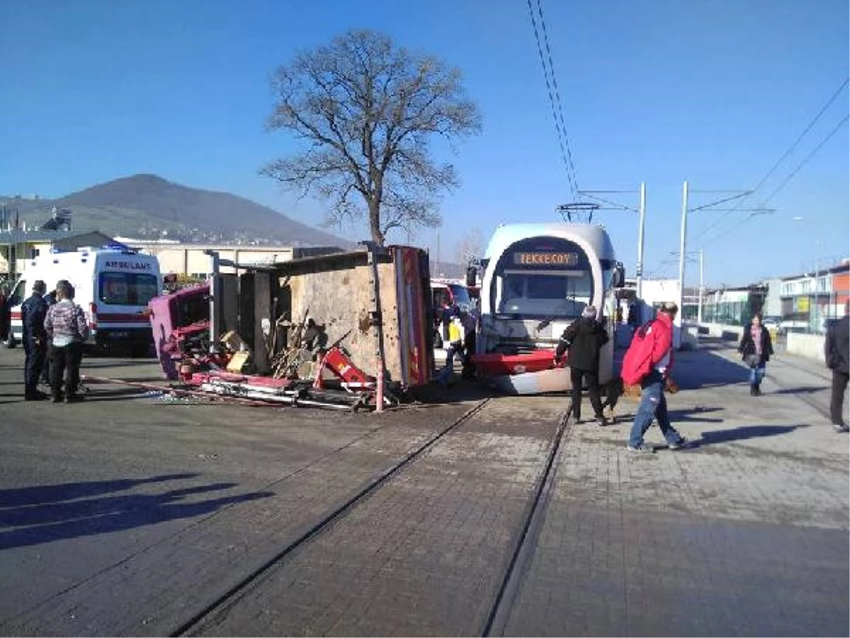 Samsun\'da Tramvayla Kamyon Çarpıştı: 1 Yaralı