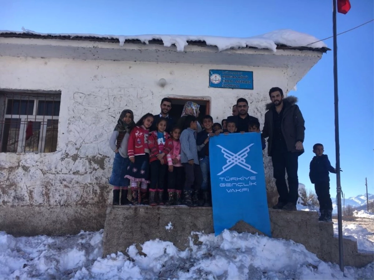 Şemdinli\'de Köy Okulu Öğrencilerine Giyim ve Kırtasiye Yardımı