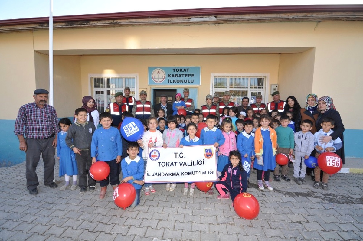 Tokat Jandarmasından Köy Okuluna 620 Kitap Hediye Edildi