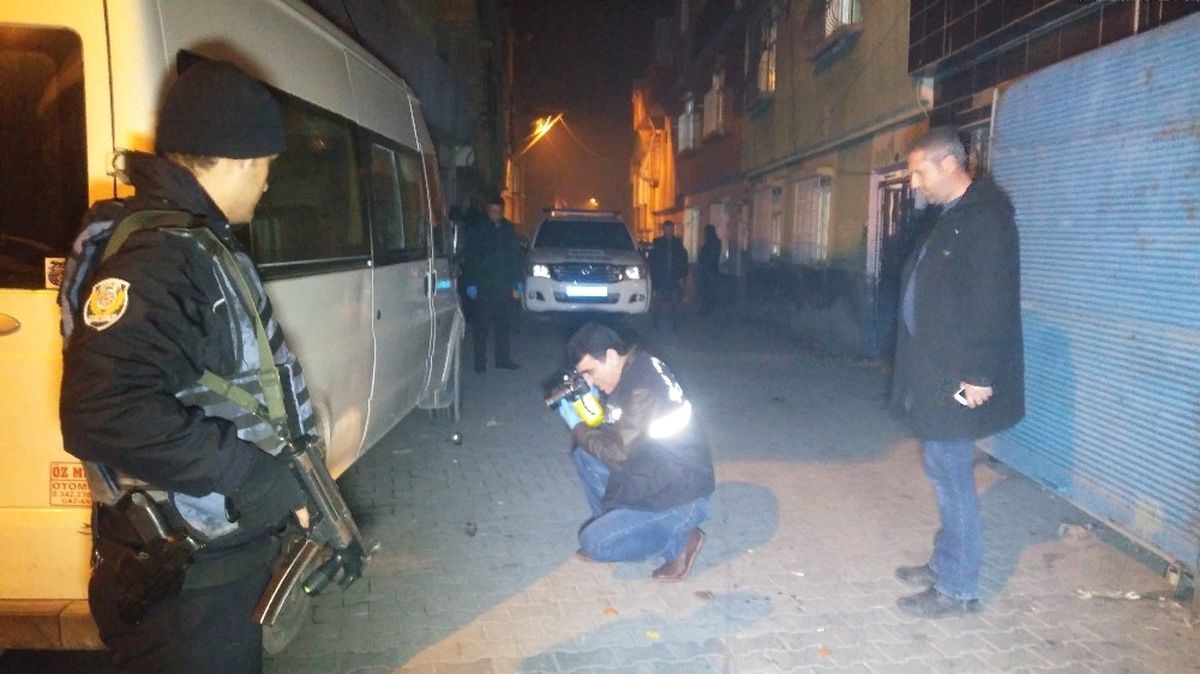 Araçtan İnen 3 Kişi Evi Kurşun Yağmuruna Tuttu: 1 Kişi Öldü