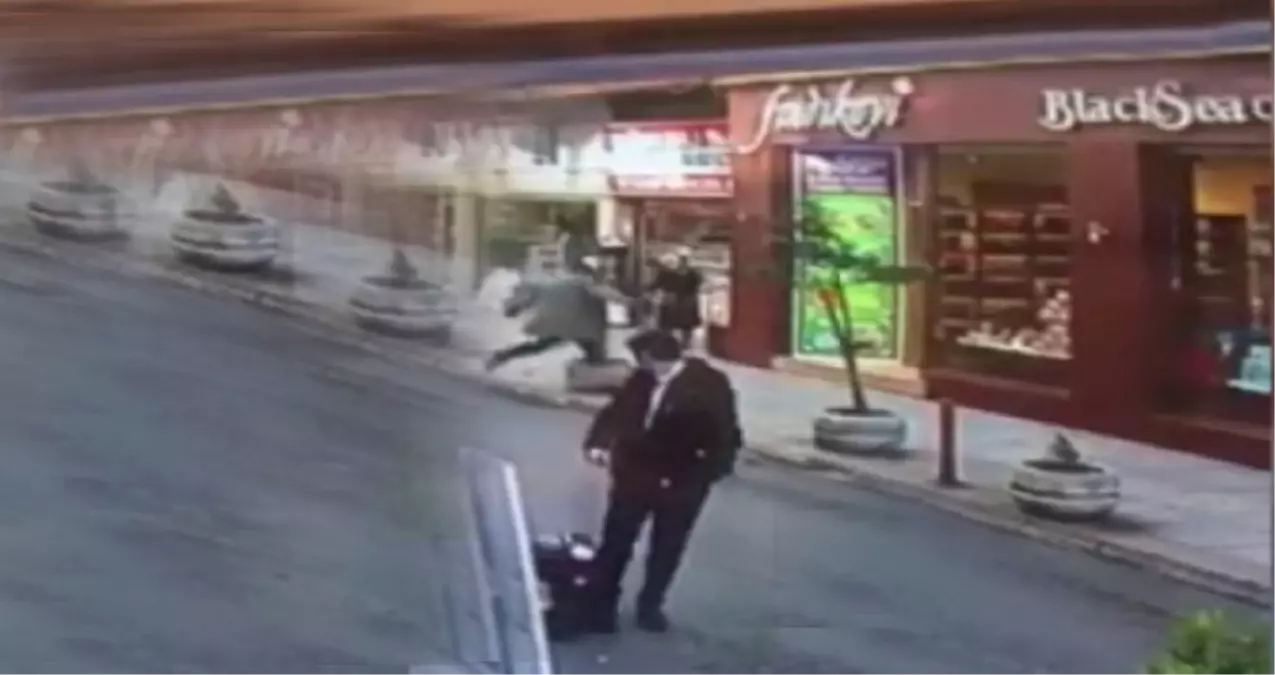 Balona Rövaşata Atan Adamdan Sonra Yeni Bir Fenomenimiz Oldu: Fareye Tekme Atan Dede