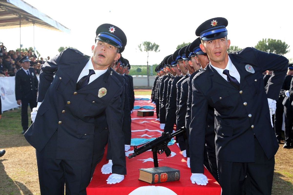 Başkan Özakcan, Polislerin Mezuniyet Heyecanına Ortak Oldu
