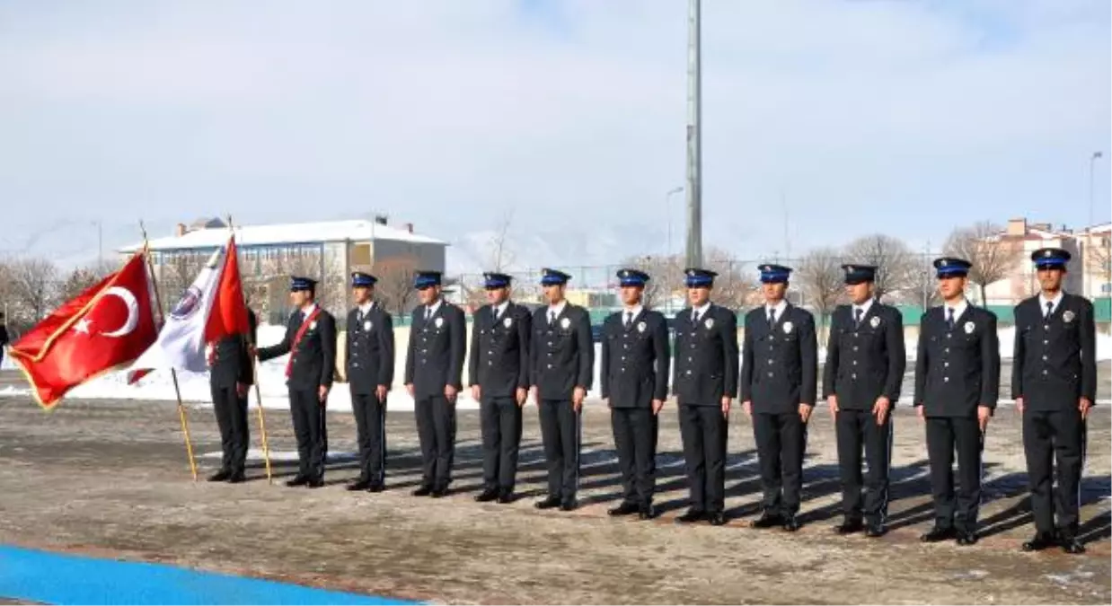 Bitlis\'te 220 Polis Adayı Yemin Ederek Diploma Aldı