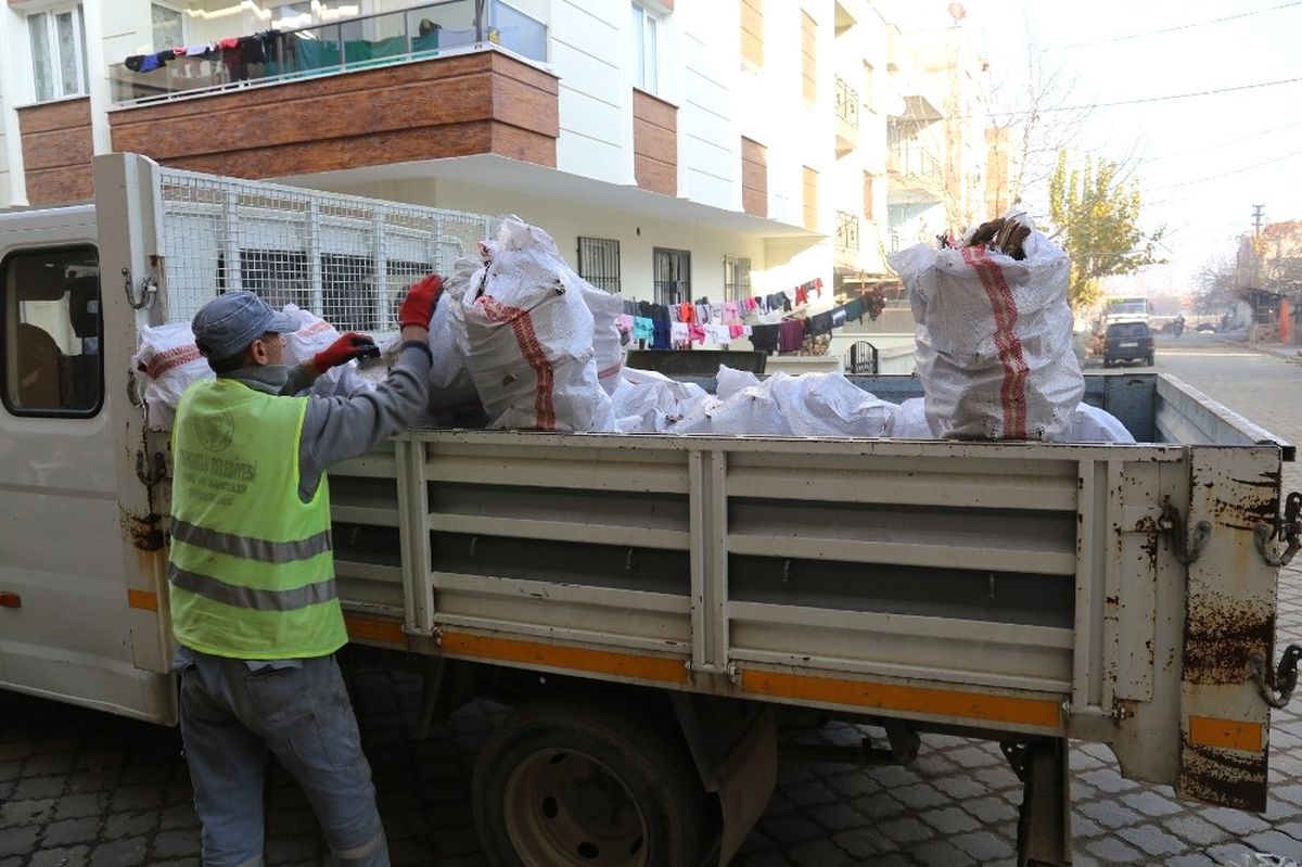 Budanan Ağaçlardan Çıkan Odunlar İhtiyaç Sahiplerini Isıtıyor
