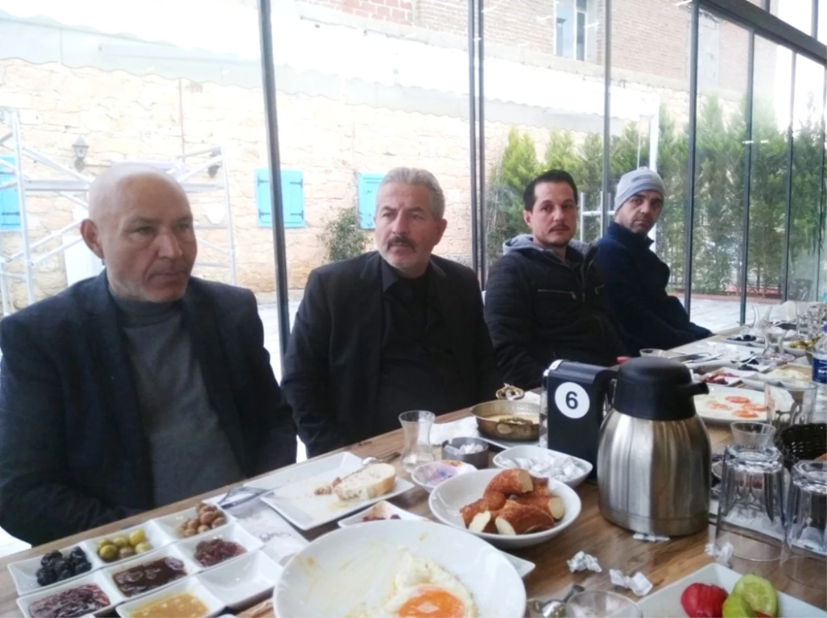 Burhaniye\'de MHP İlçe Teşkilatı Kahvaltıda Bir Araya Geldi