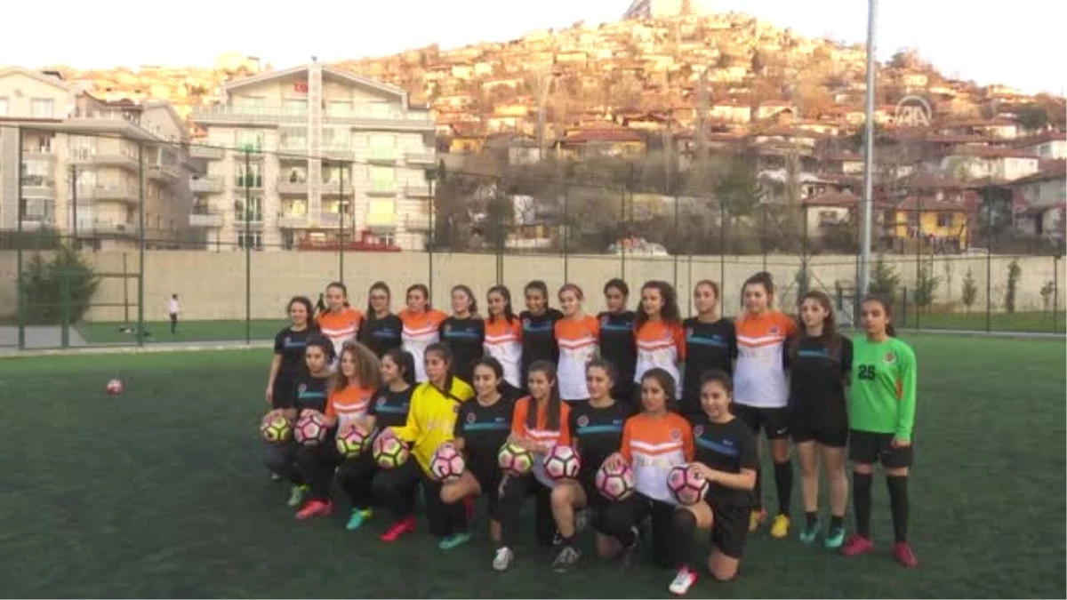 CHP Genel Başkan Yardımcısı Cankurtaran, Kadın Futbolcularla Maça Çıktı
