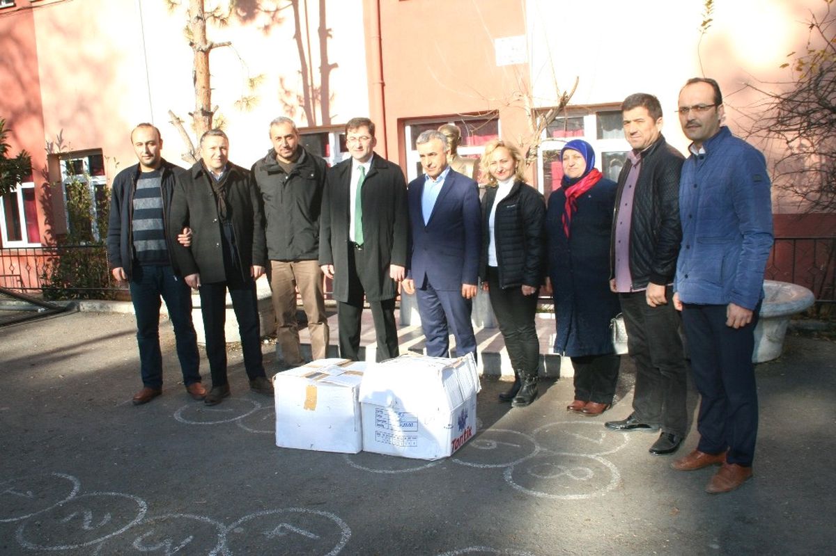 Devrek AK Parti Teşkilatı Öğrencilere Kışlık Bot Dağıttı