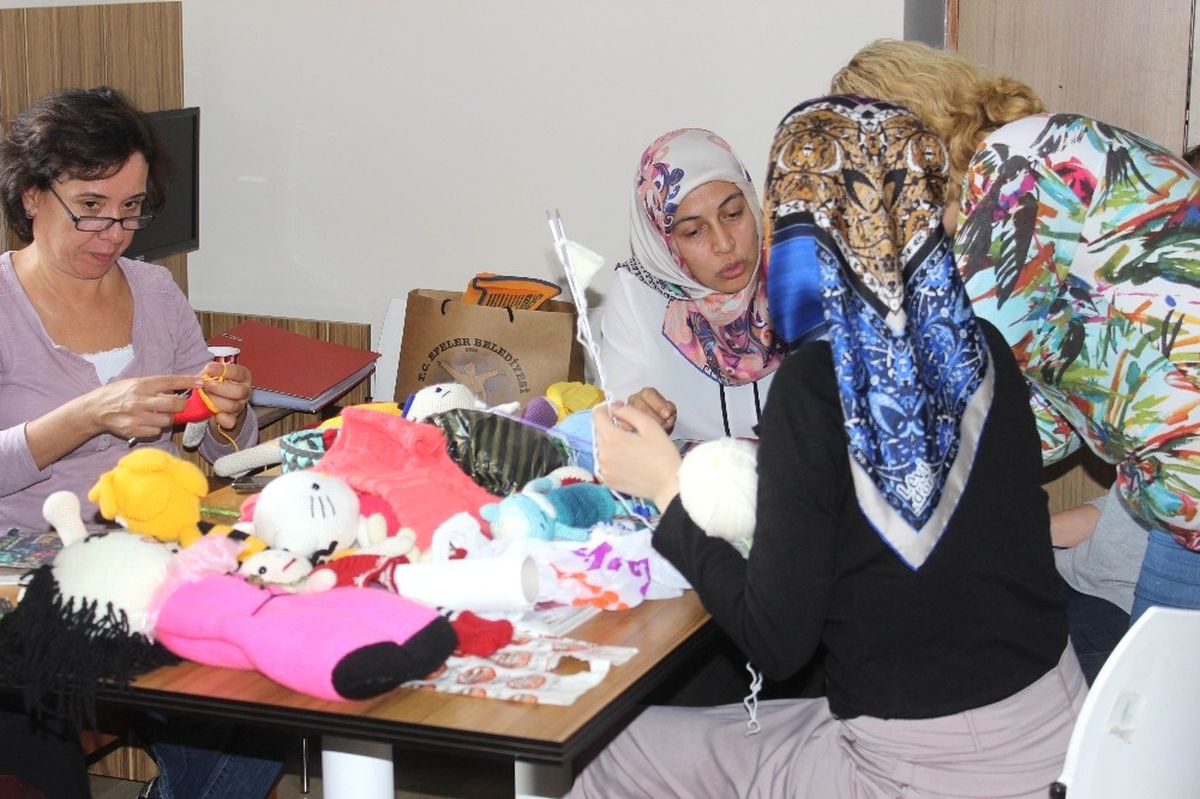 Efeler\'de Kadınlar Yün Değil Dostluk Örüyor