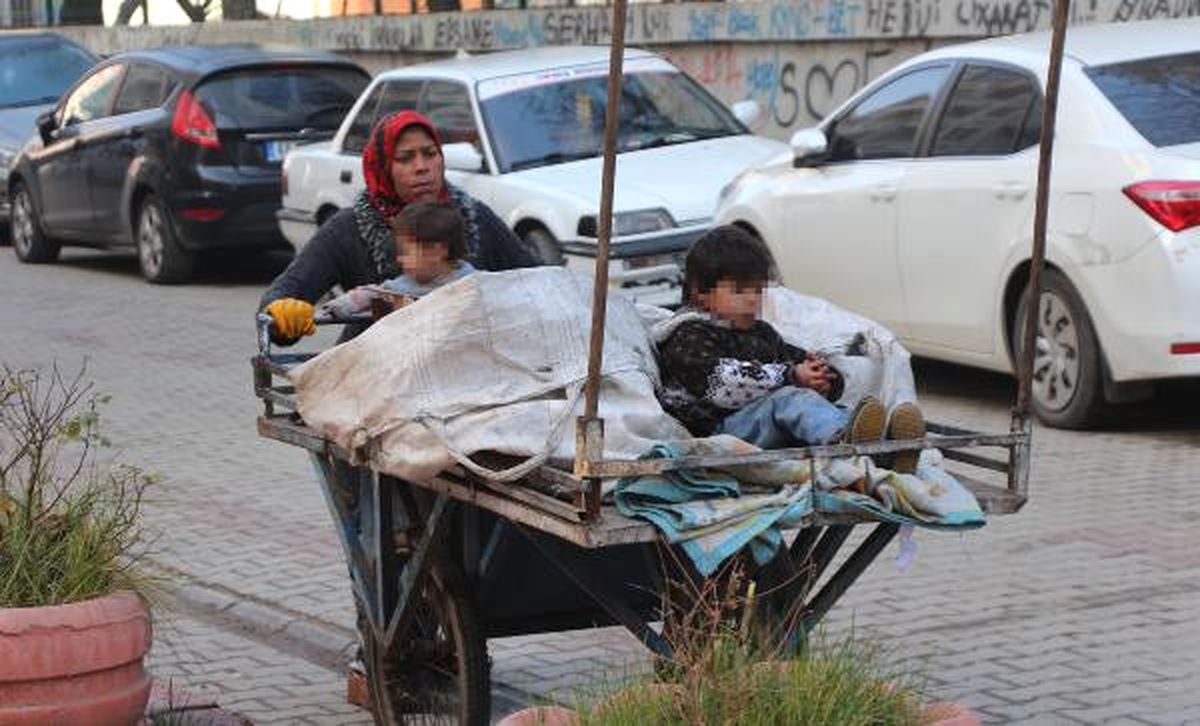 El Arabasına Koydukları Çocuklarıyla Plastik ve Karton Topluyorlar
