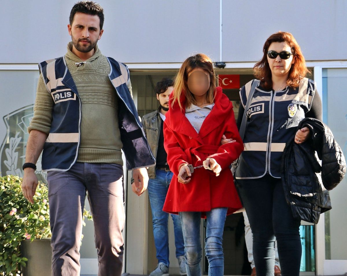 Erkek Kılığına Girip Kapkaç Yapmışlar