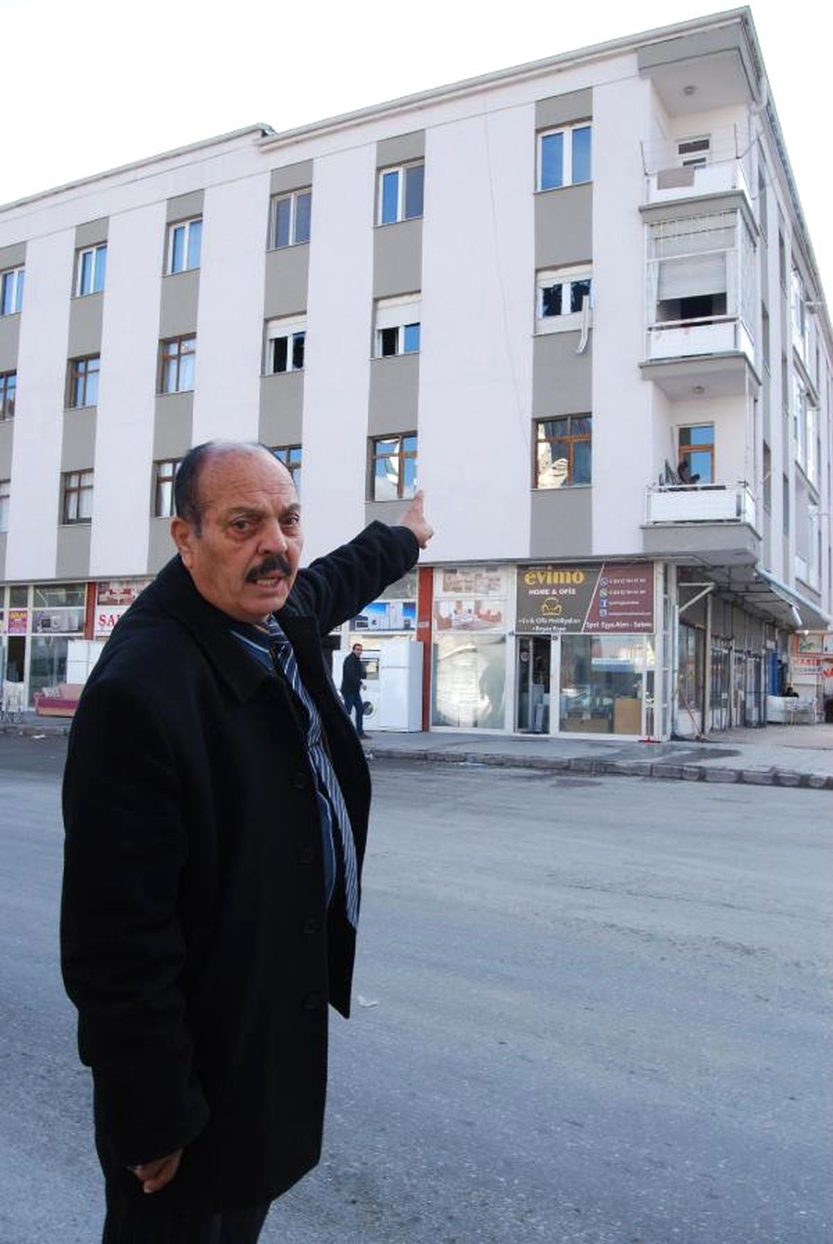 Eşi ve 3 Çocuğunu Boğazlarını Keserek Öldürdü, Evi Yakıp Pencereden Atladı (2)