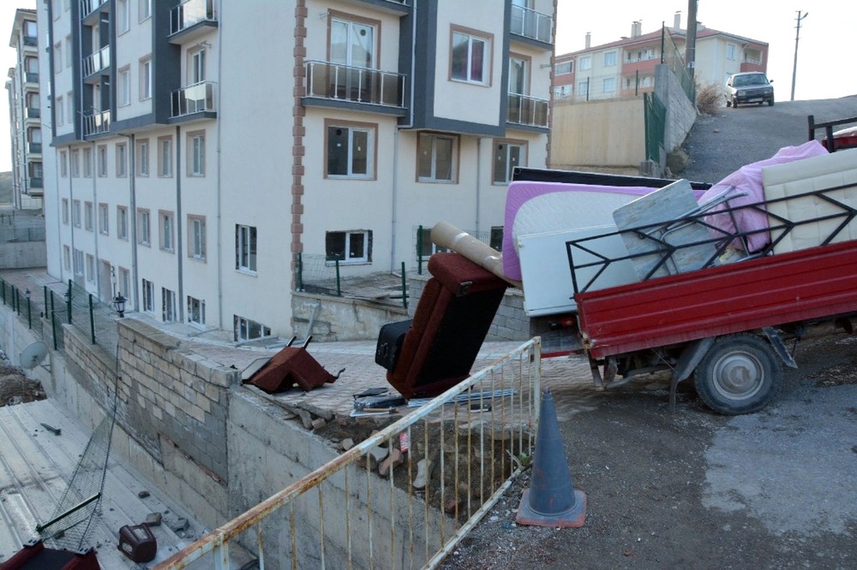 Eşya Yüklü Kamyonet Duvara Çarptı, Öğrenci Çatıya Uçtu