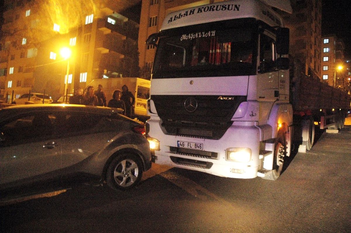 Freni Boşalan Tır Park Halindeki Otomobile Çarptı