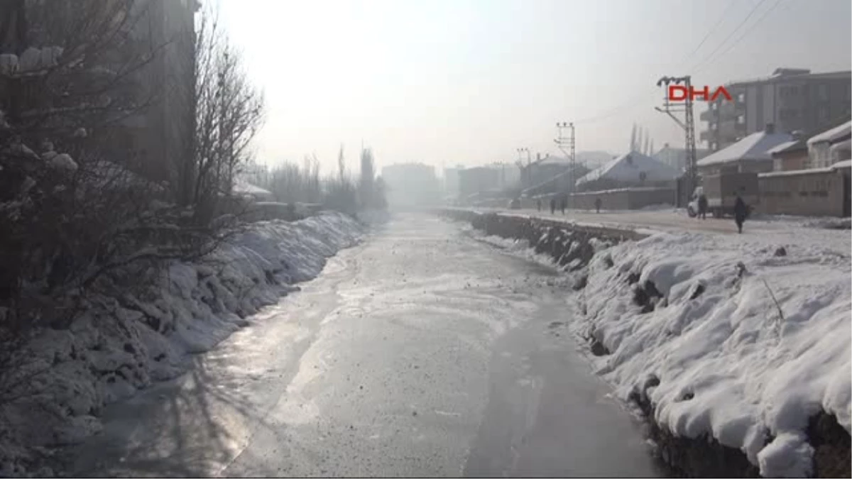 Hakkari Yüksekova\'da Buz Tutan Dere Kayak Pistine Dönüştü