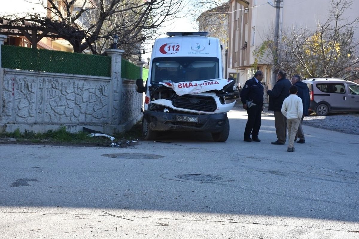Hasta Almaya Giden Ambulans Kamyonetle Çarpıştı