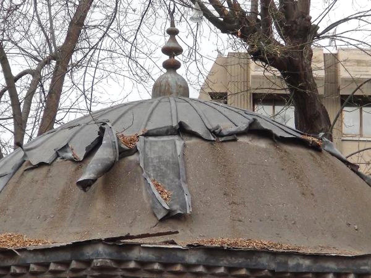 Hırsızlar, 540 Yıllık Türbenin Çatısındaki Kurşun Levhaları Çalıyor