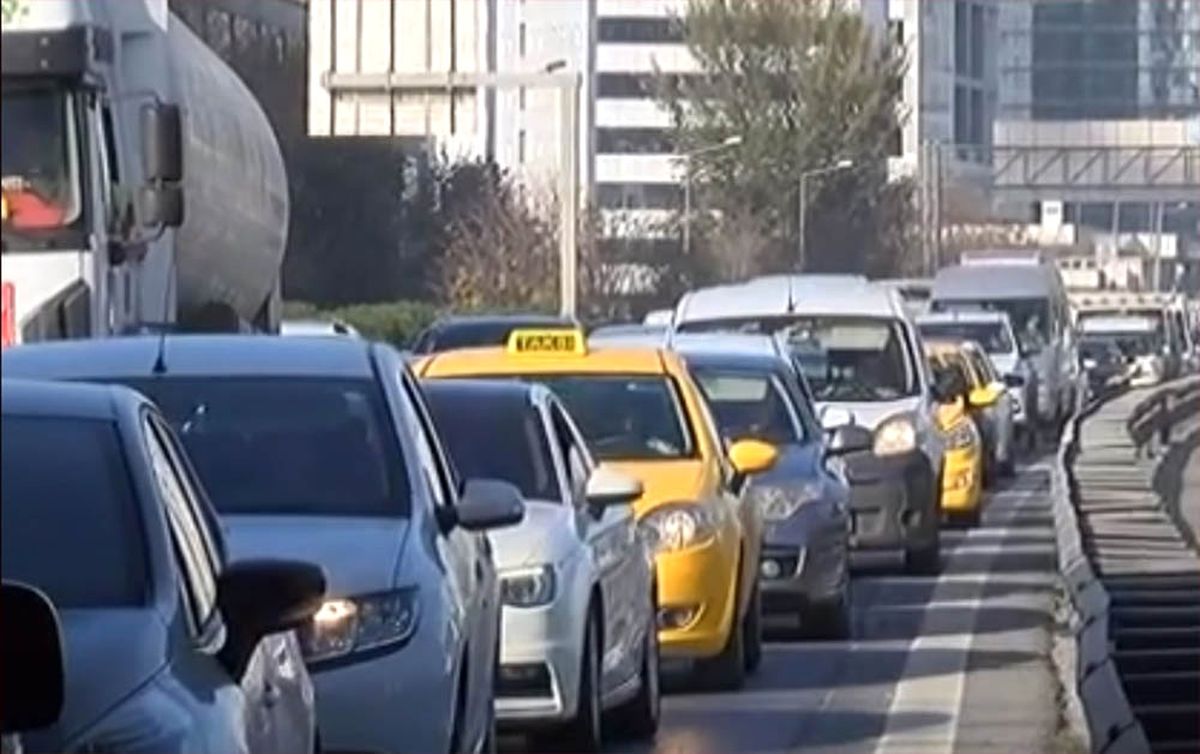 İstanbul\'da Trafiği Felç Eden Kaza