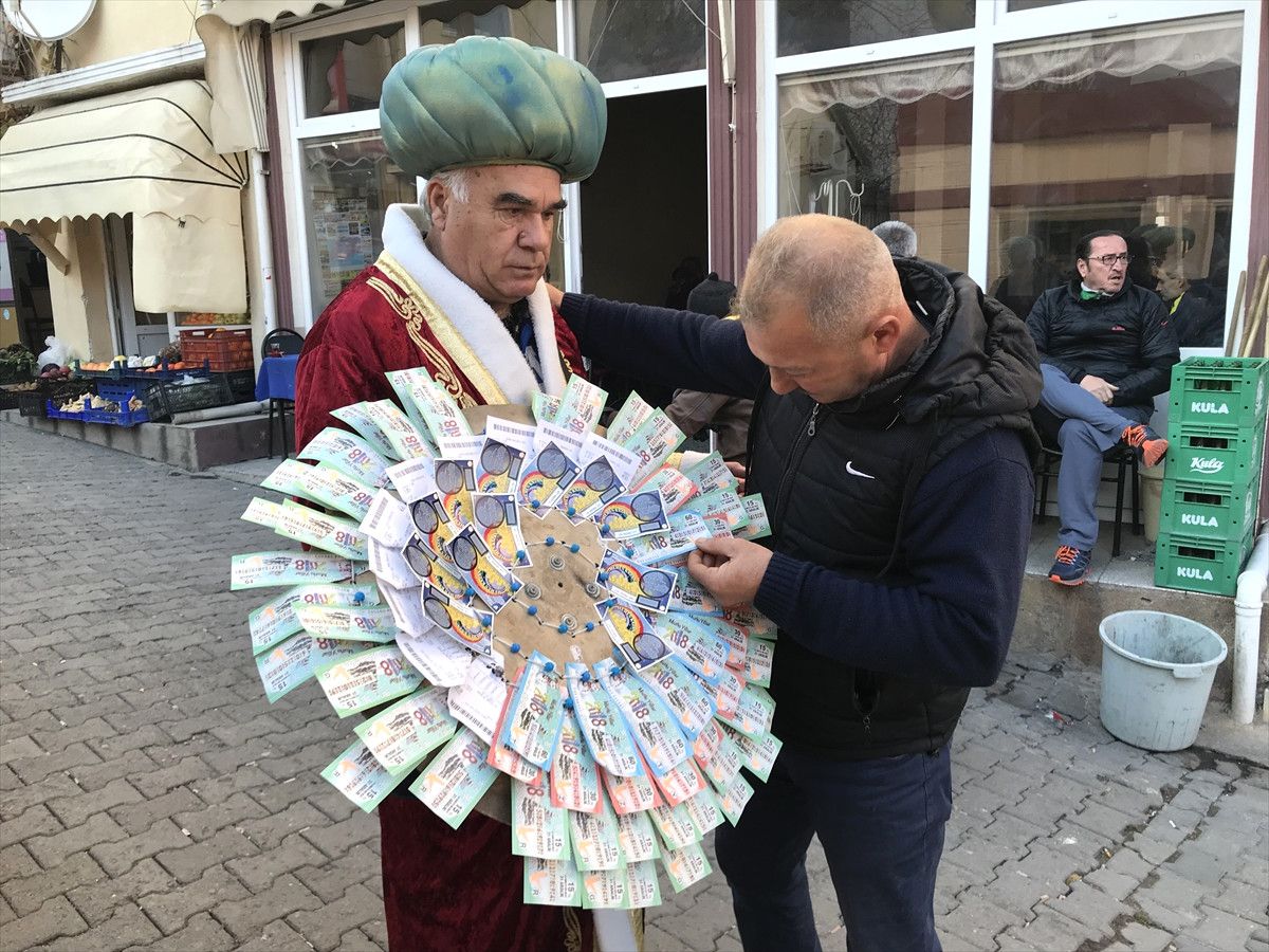 Kaftan" Giyip Piyango Bileti Satıyor