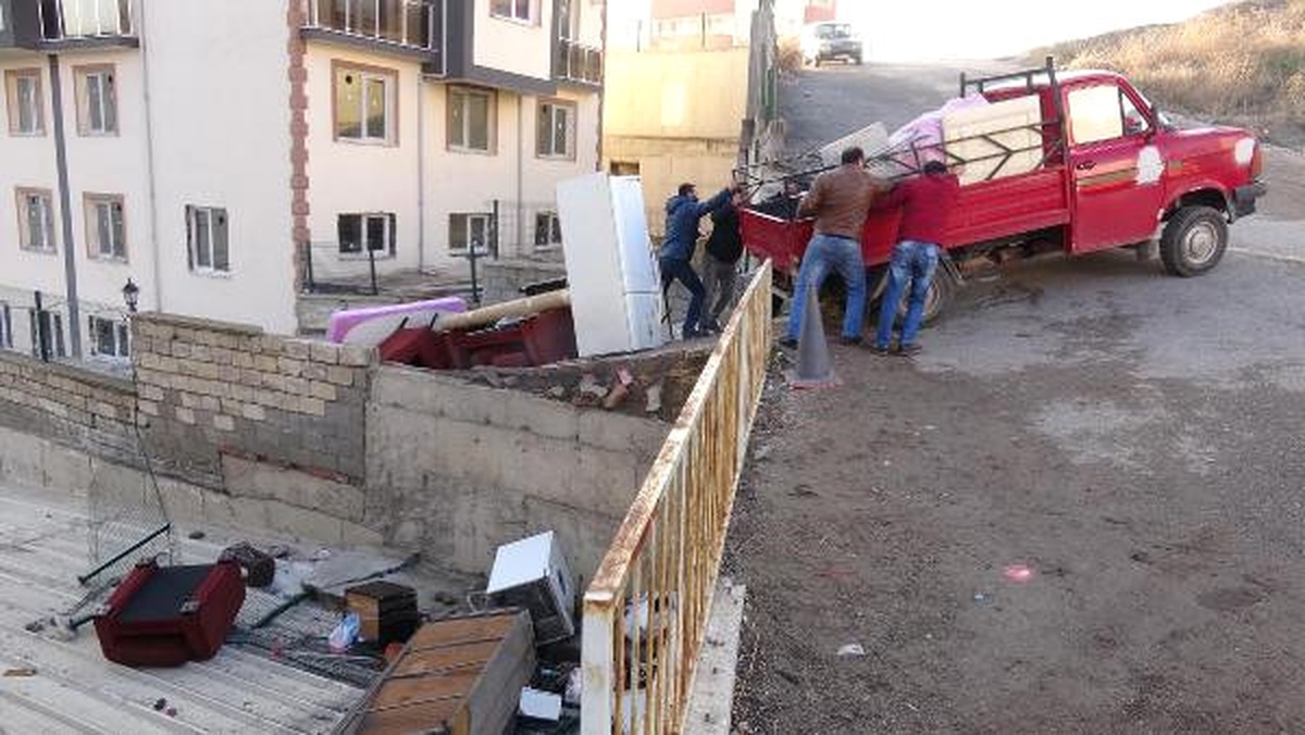 Kamyonet Duvara Çarptı, Aracın Kasasındaki Öğrenci Çatıya Düştü