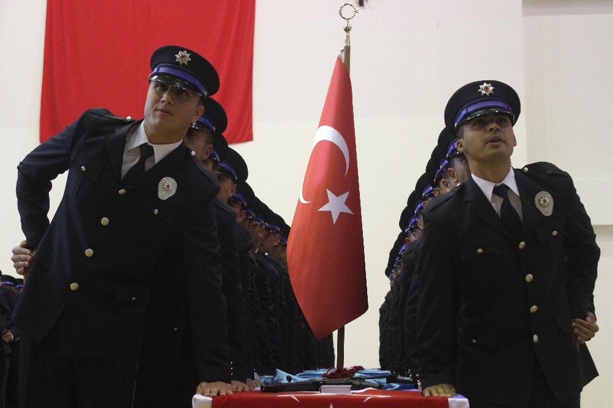 Karaman\'da Polis Adaylarının Mezuniyet Sevinci