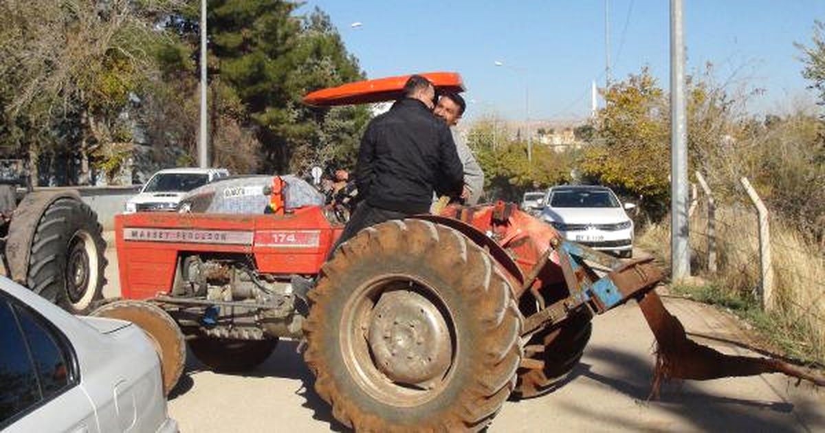 Kazalara Tepki İçin Traktörlerle Yol Kapattılar