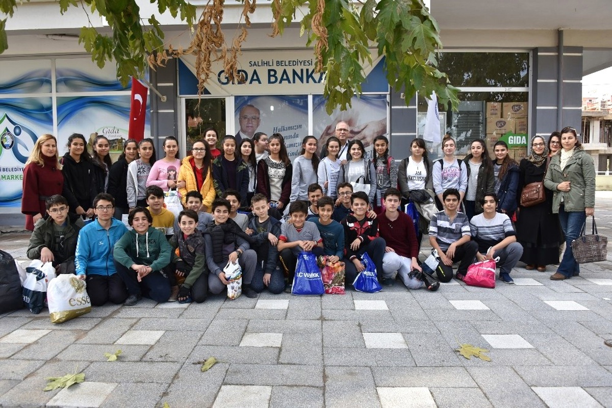 Ortaokul Öğrencilerinden Sosyal Markete Destek