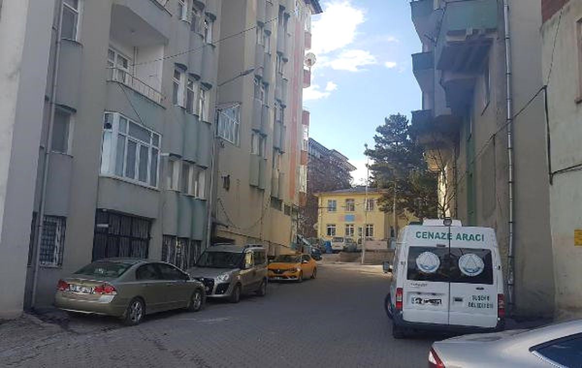 Polis Memuru, Öğretmen Eşini Öldürüp İntihar Etti