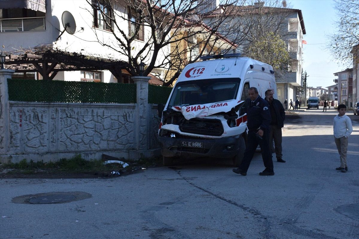 Sakarya\'da Ambulans ile Kamyonet Çarpıştı: 3 Yaralı