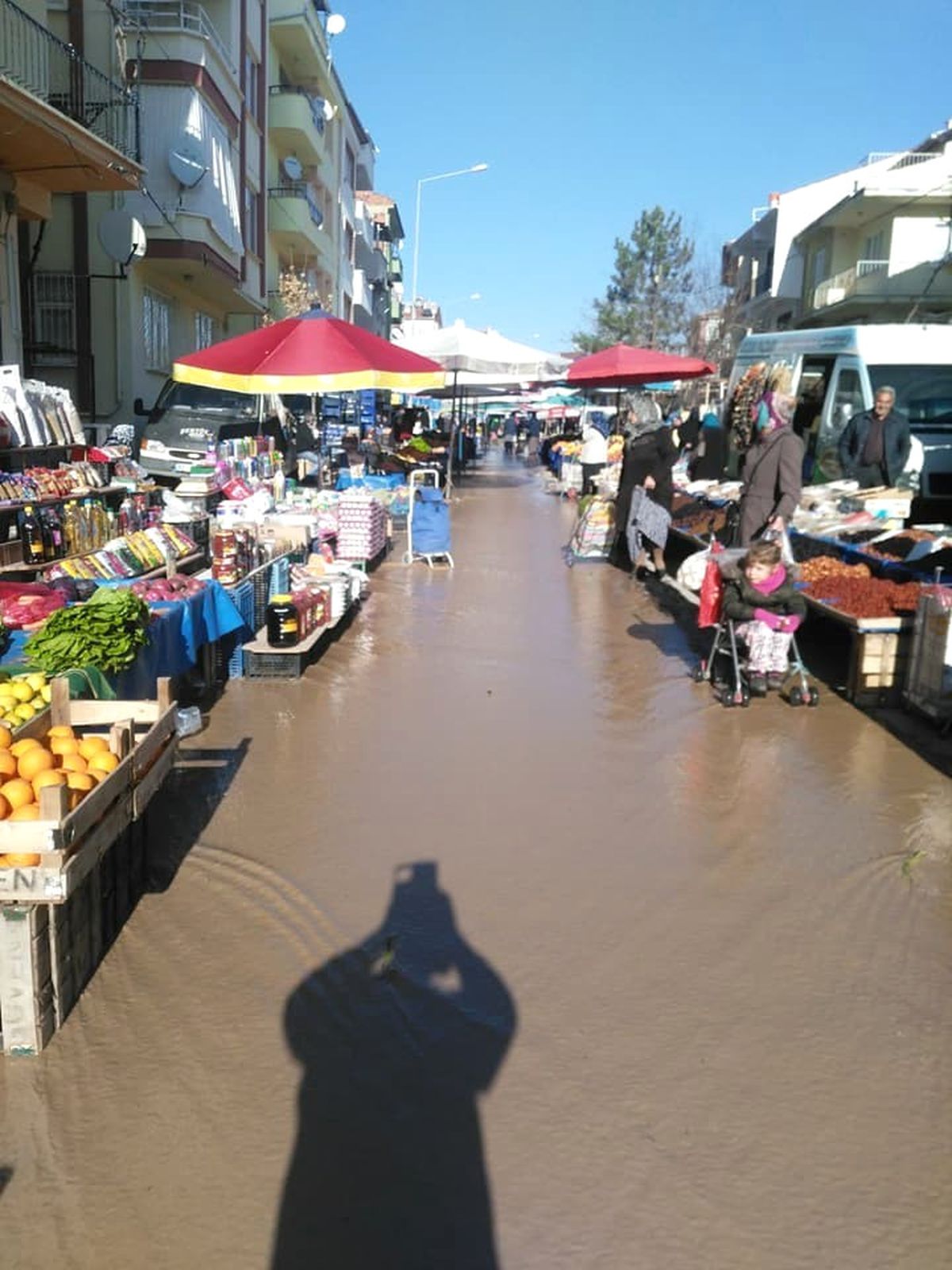 Sandıklı\'da Semt Pazarını Sel Bastı