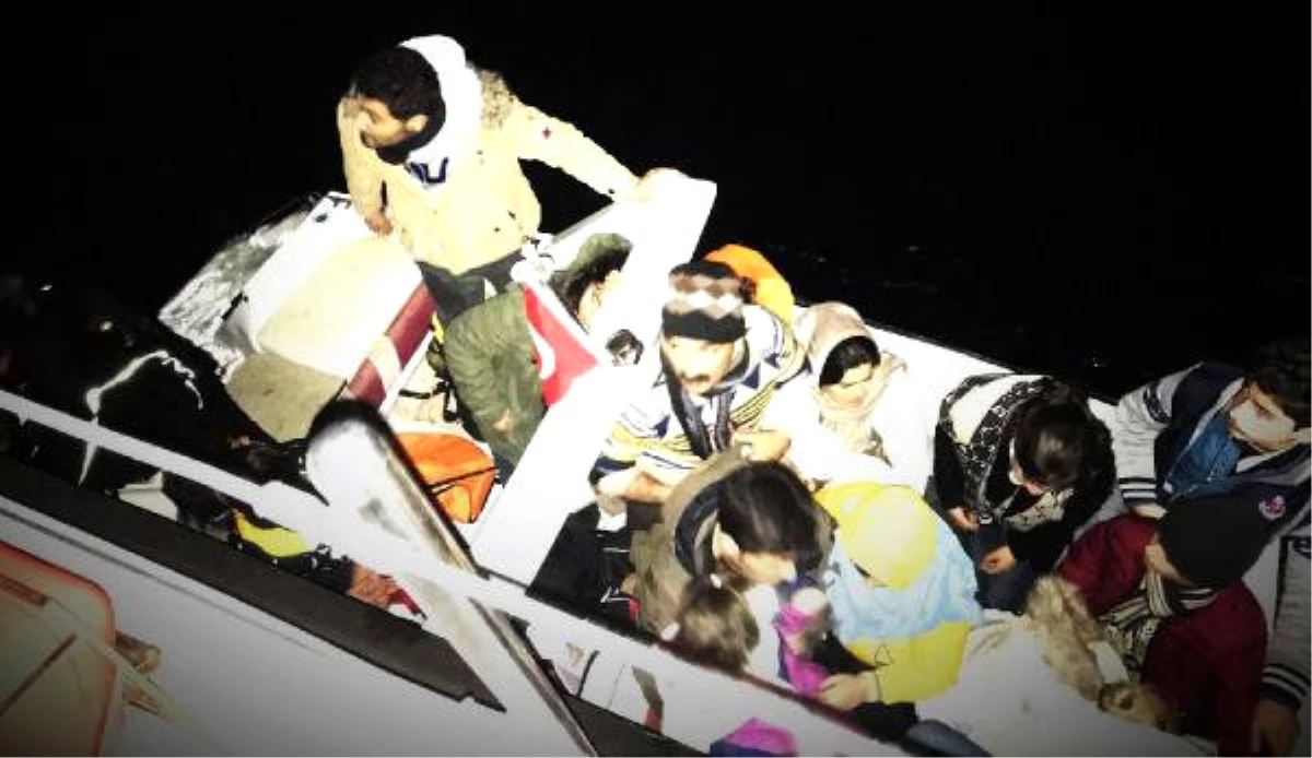 Su Alan Sürat Teknesindeki Kaçakları Sahil Güvenlik Kurtardı