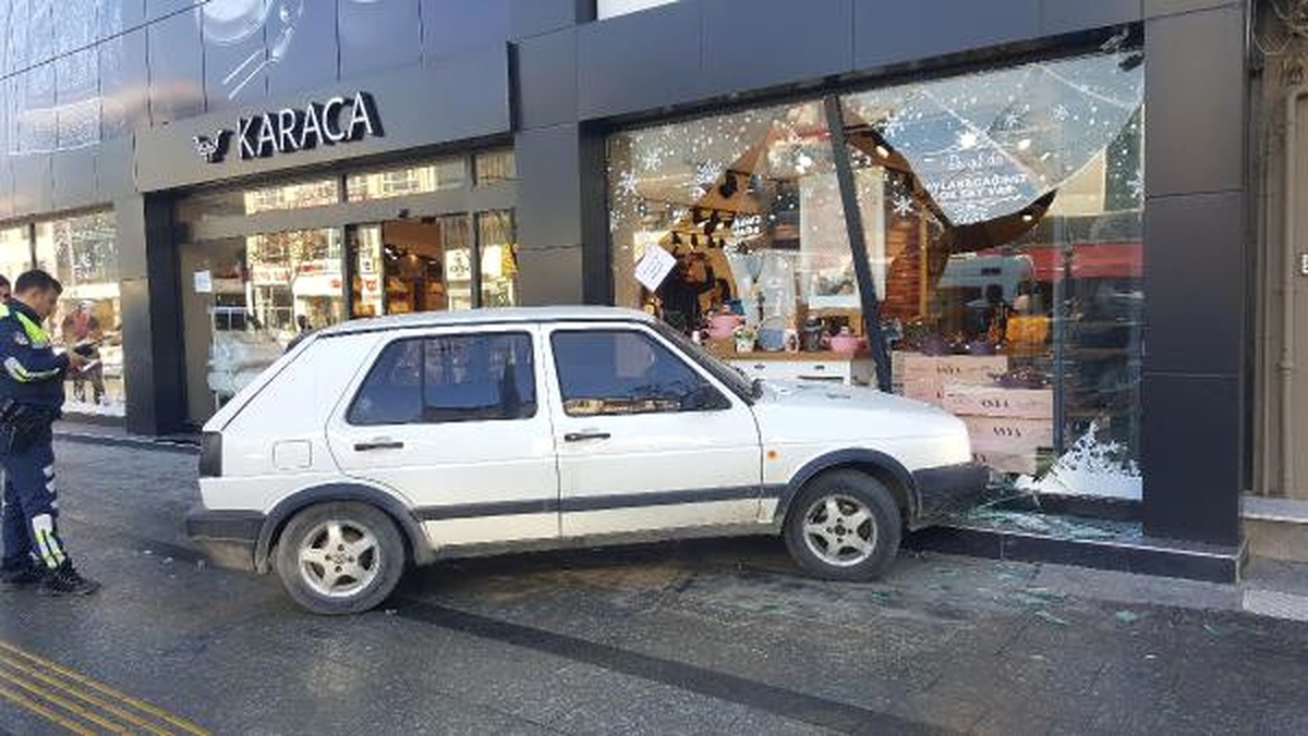 Ticari Araçla Çarpışan Otomobil Mağazaya Girdi