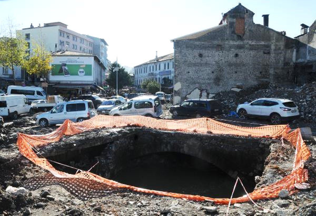 Trabzon\'da Yıkımı Yapılan Binanın Altından Tarihi Köprü Çıktı