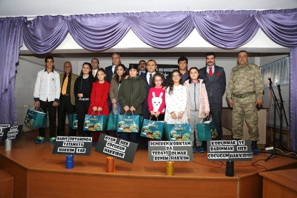 Tunceli\'de Çocuklar, İnsan Hakları ve Demokrasi Haftasını Kutladı