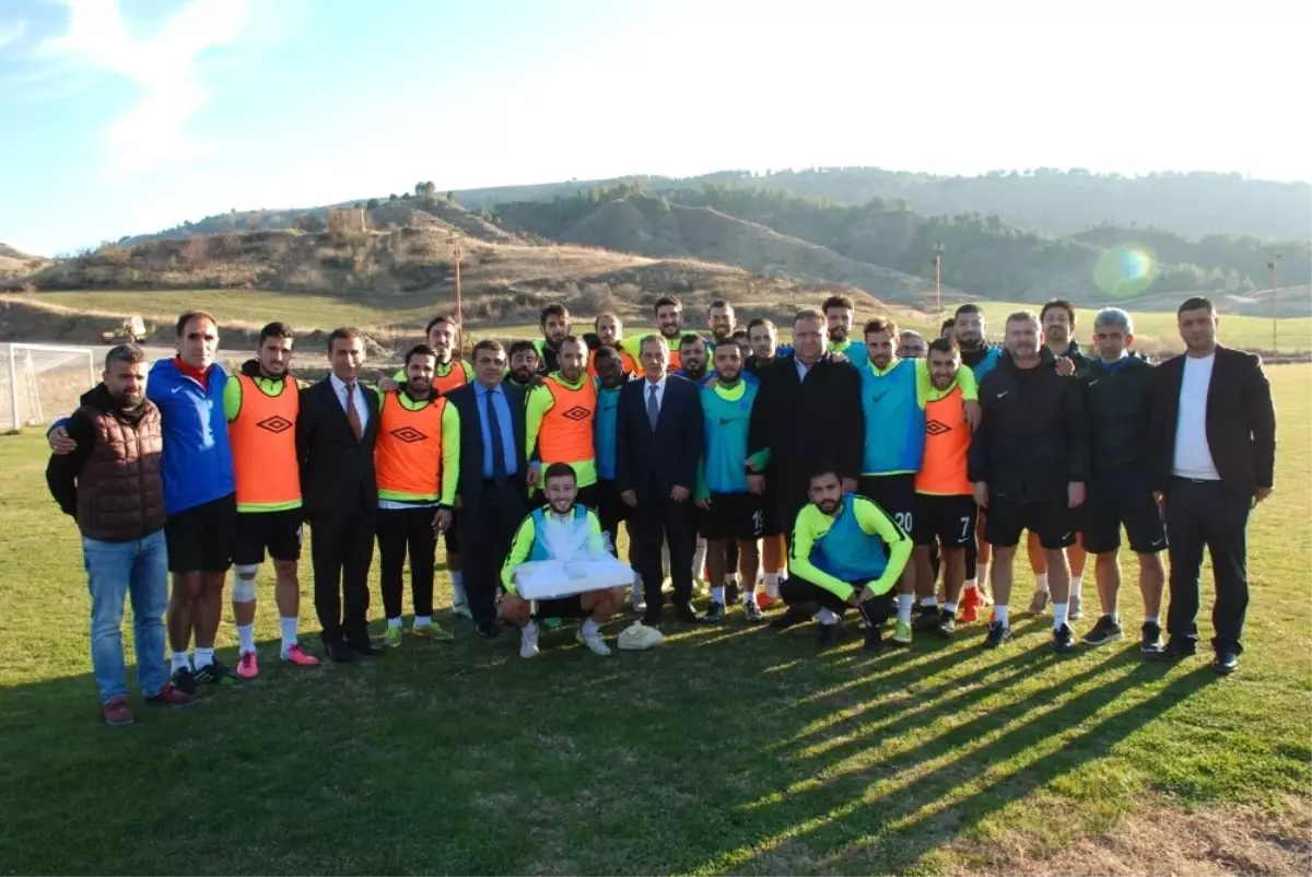 Vali Kalkancı\'dan Adıyaman 1954 Spor Oyuncularına Baklava İkramı