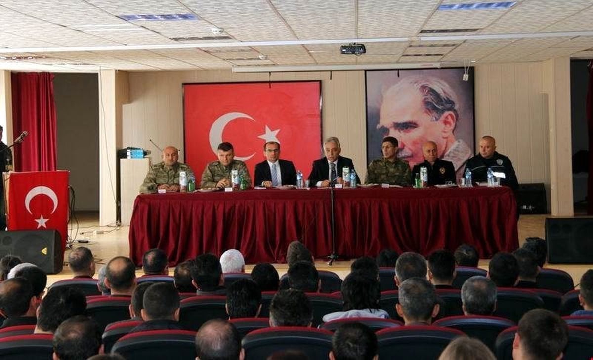 Vali Toprak Çukurca\'da Muhtarlar Toplantısına Katıldı
