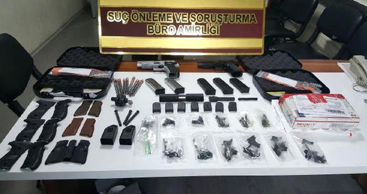 ABD\'den Gaziantep\'e Gelen Kargoda 47 Tabanca Parçası Ele Geçirildi