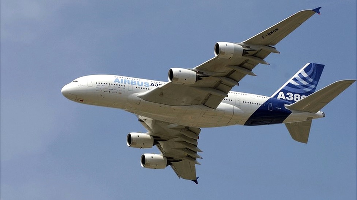 Airbus A380 Pilotu Rotasıyla Noel Ağacı Çizdi