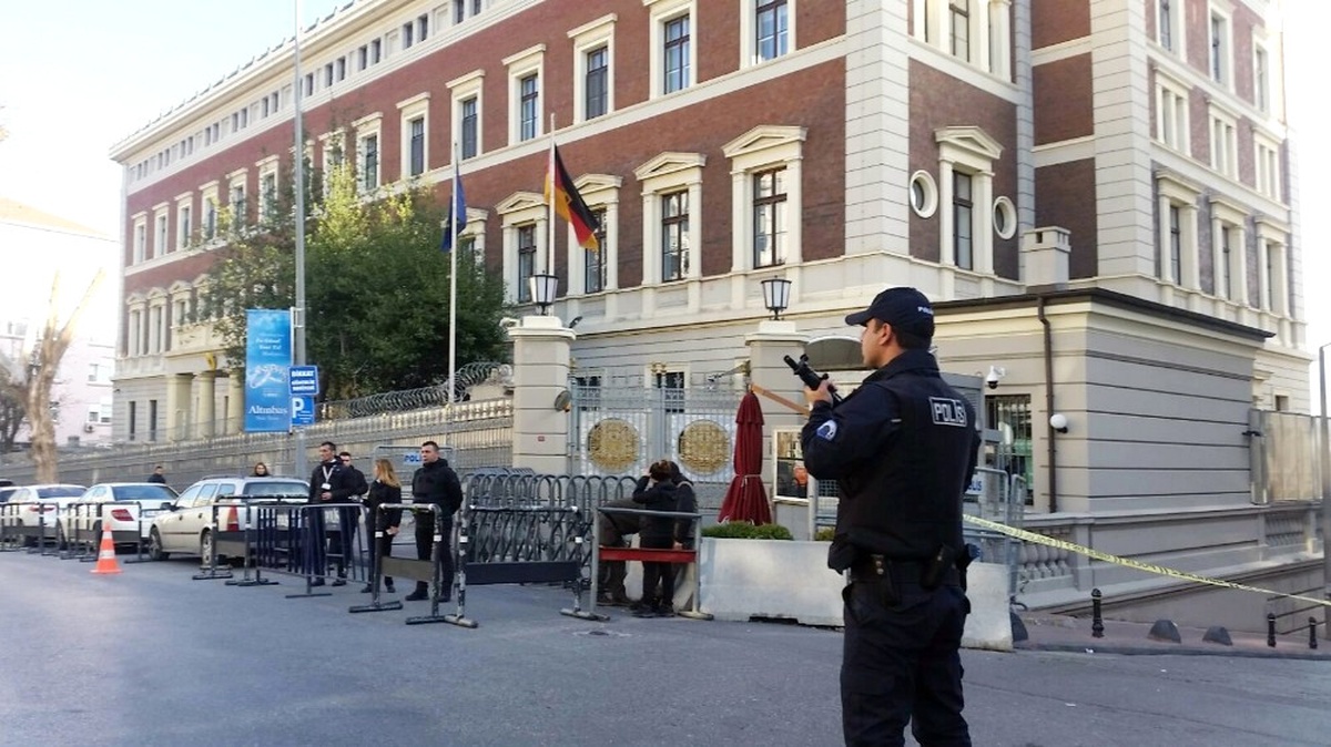 Alman Konsolosluğu Önünde Şüpheli Paket Alarmı