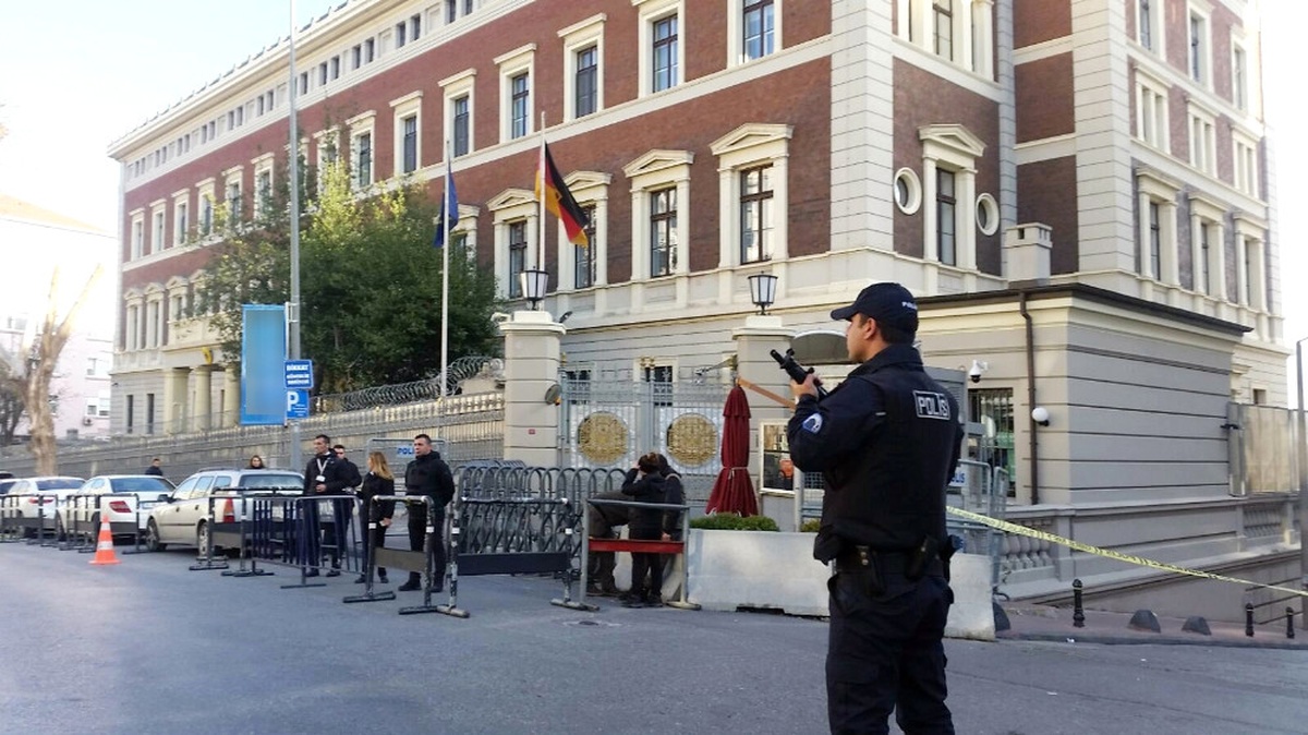 Alman Konsolosluğu Önünde Şüpheli Paket Alarmı