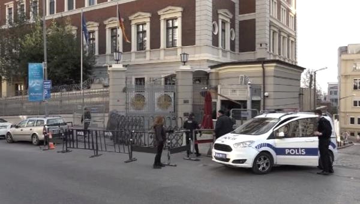 Almanya Başkonsolosluğu\'na Gelen Paket Polisi Alarma Geçirdi (1)
