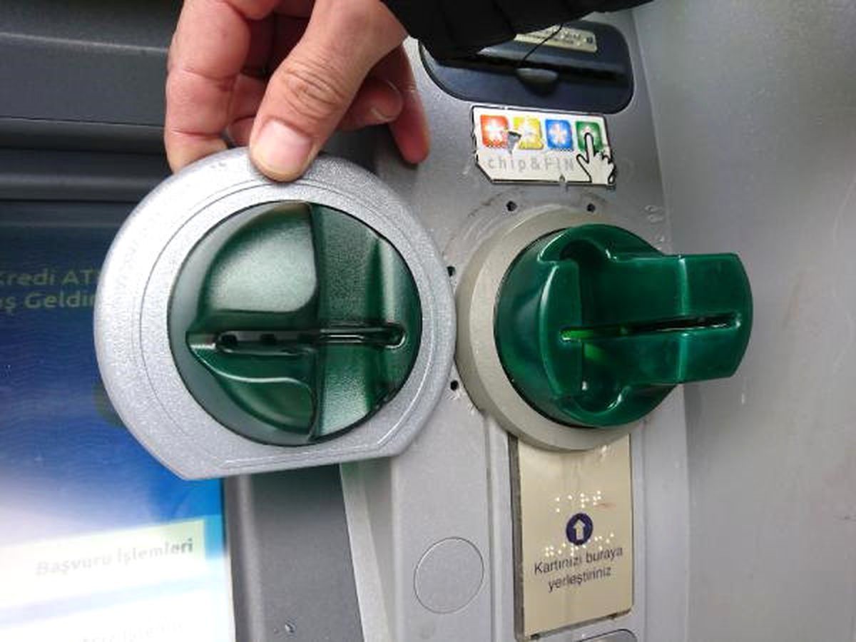 Atm\'deki Kart Kopyalama Cihazını Banka Personeli Fark Etti