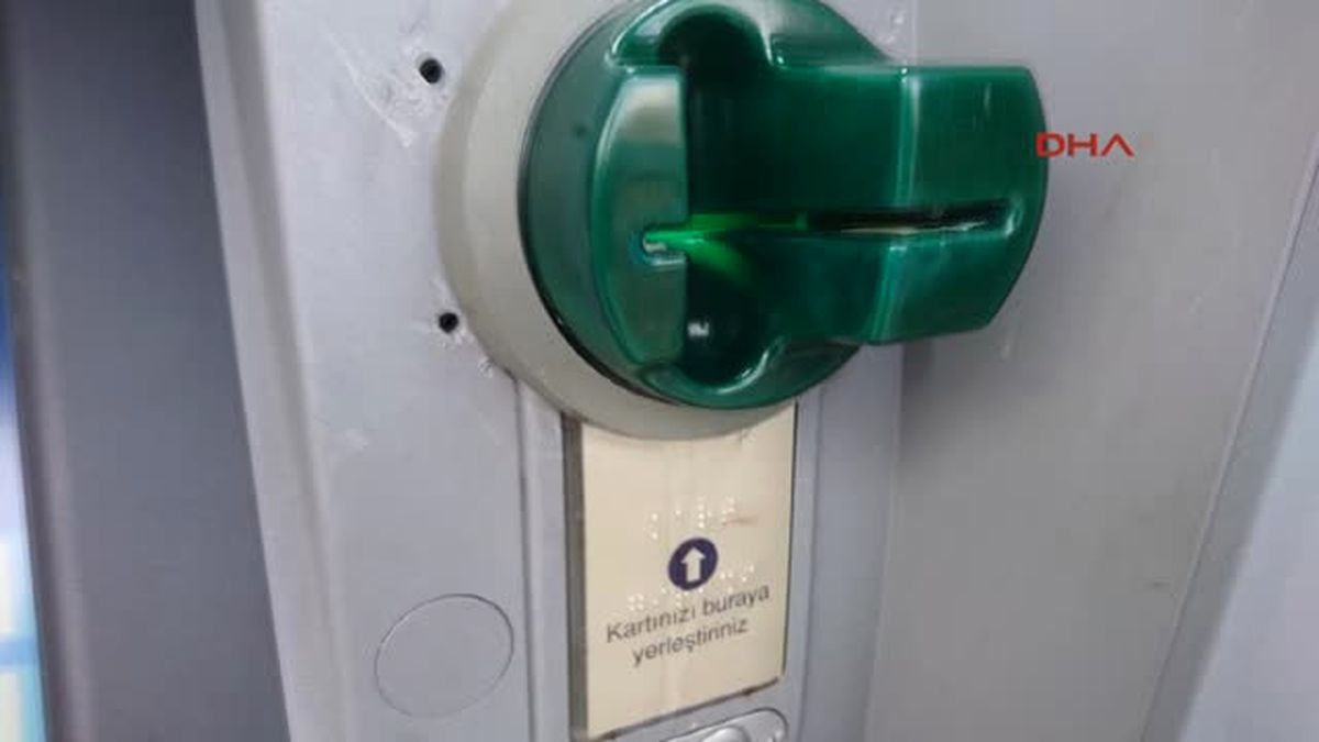 Atm\'deki Kart Kopyalama Cihazını Banka Personeli Fark Etti