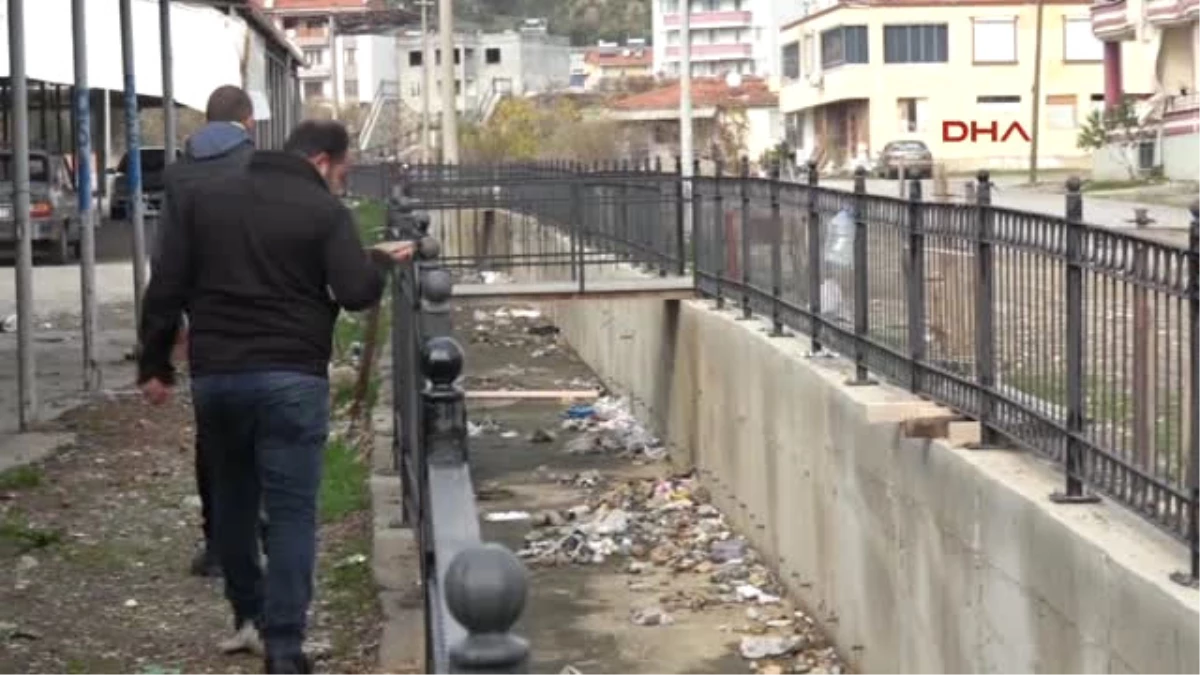 Balıkesir Su Kanalına Düşen Köpeği Belediye Görevlileri Kurtardı