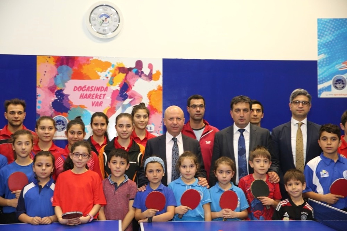 Başkan Çolakbayrakdar Geleceğin Sporcuları ile Masa Tenisi Oynadı