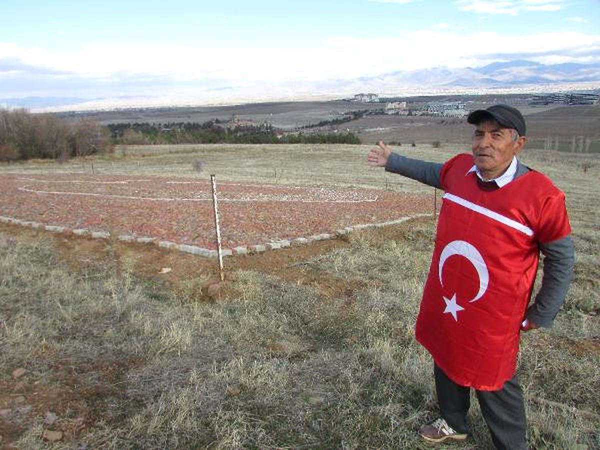 Bayrakçı Dede\'den 15 Temmuz Şehitlerine 1002 Metrekarelik Bayrak