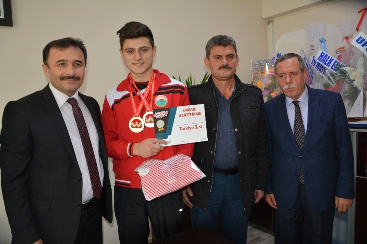 Bilek Güreşinde 19 Mayıs\'ı Gururlandırdı