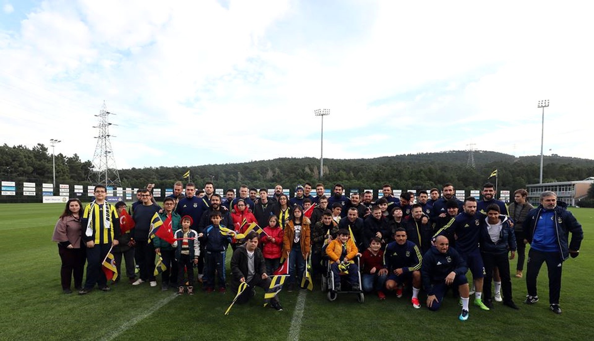 Çocuklar Fenerbahçe\'li Futbolcular ve Teknik Heyetle Buluştu.